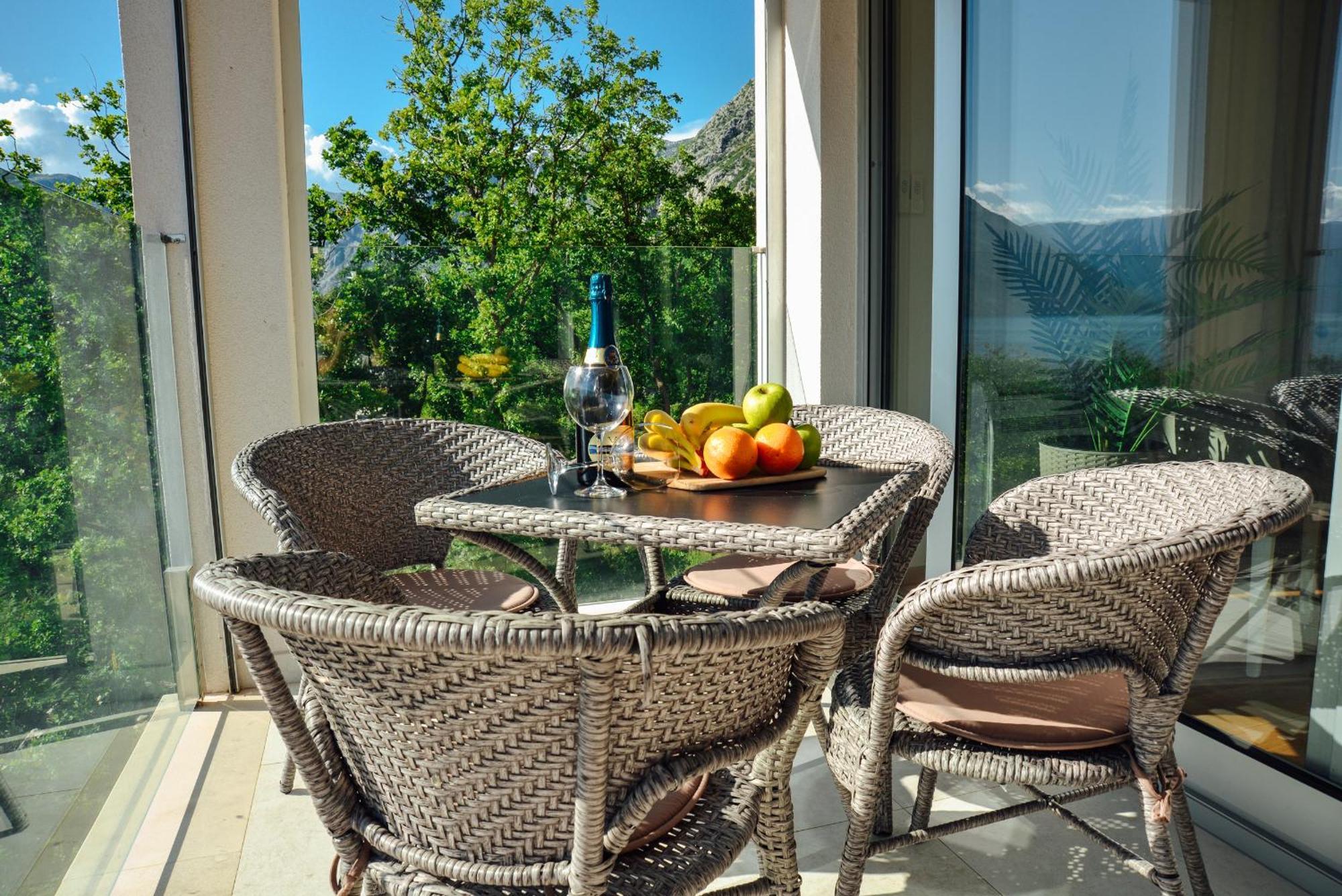 Sea View Apartment For 4 Kotor Dış mekan fotoğraf